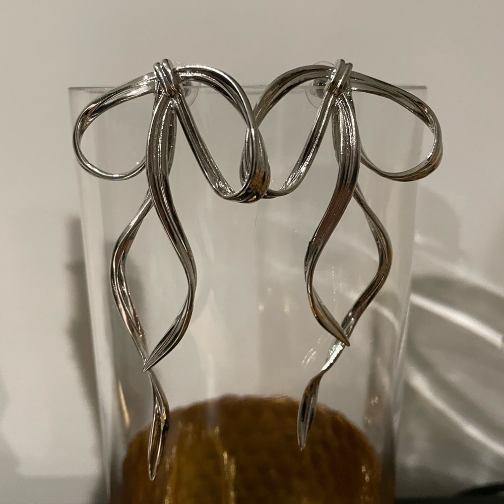 Anthro Silver Bow Earring - Picture 6 of 9